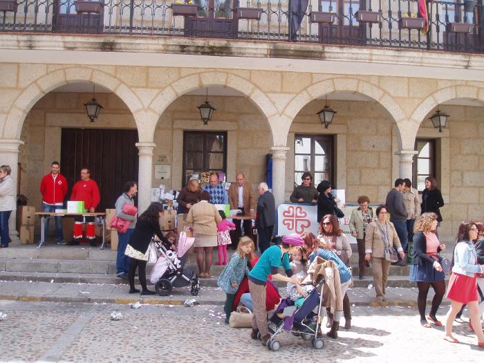 Cáritas y Cruz Roja organizan una tómbola solidaria en Coria con la que consiguen recaudar unos 1.700 euros