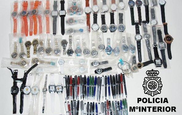 Detienen en Mérida a un hombre por vender réplicas de relojes y bolígrafos de marca por internet