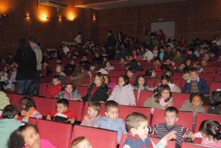 Los niños de Valencia de Alcántara conmemoran el Día del Libro asistiendo al teatro