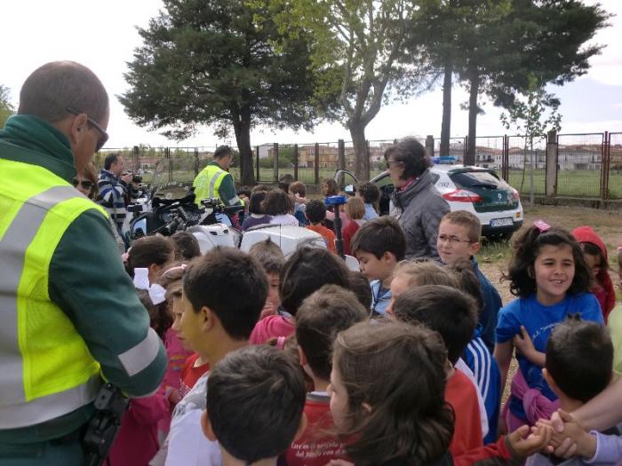 Los alumnos del colegio Cervantes de Moraleja asisten a una demostración de la Guardia Civil