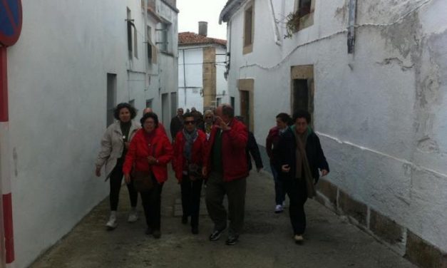 Los jubilados del grupo de guías turísticos  animan a los jóvenes de Valencia a sumarse a esta iniciativa