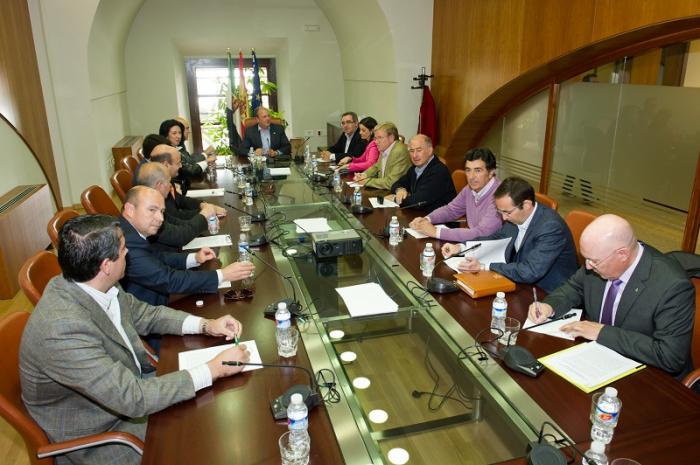 José Antonio Monago se reúne con representantes de las cooperativas agroalimentarias