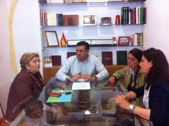 El alcalde de Coria y la concejala de Educación se reúnen con las responsables de la UNED