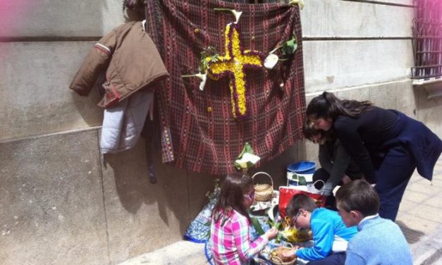Valencia de Alcántara celebra la festividad de Las Cruces con gran participación popular