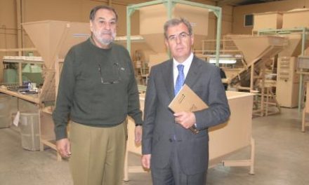 El director general de Iprocor, Germán Puebla Obando, visita las empresas taponeras de Extremadura