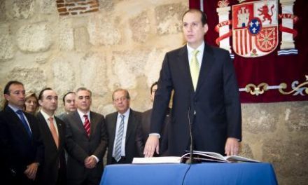 Luis Alfonso Hernández Carrón toma posesión de su cargo como consejero de Salud y Política Social