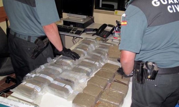La Guardia Civil interviene 30 kilogramos de droga ocultos en dobles fondos de un vehículo de alta gama