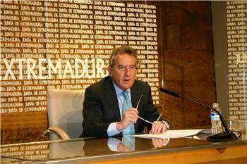 El Consejero de Economía cree que la fusión entre Caja Extremadura y Caja Badajoz es «la peor de las posibles»