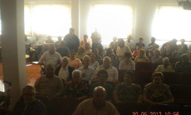 Los vecinos de Villanueva de la Sierra protestan por la reducción de horarios del consultorio médico