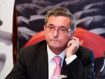 El presidente de Cepes presenta su dimisión para «desbloquear»  las relaciones con el Gobierno regional