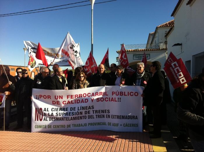 Representantes sindicales y trabajadores se encierran en la estación de tren de Cáceres en defensa del Lusitania