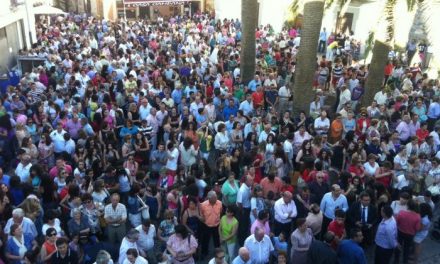 Cientos de personas se concentran en la Plaza de San Pedro de Coria para dar la bienvenida oficial a San Juan