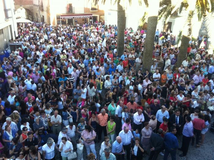 Cientos de personas se concentran en la Plaza de San Pedro de Coria para dar la bienvenida oficial a San Juan