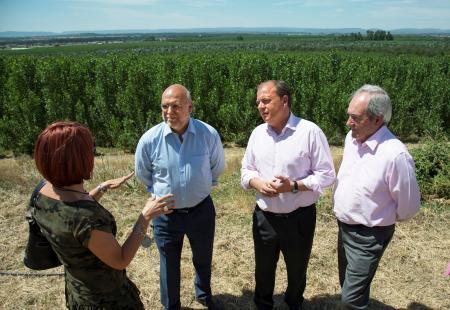 El presidente extremeño visita la plantación de árboles nobles más grande del mundo situada en Talayuela