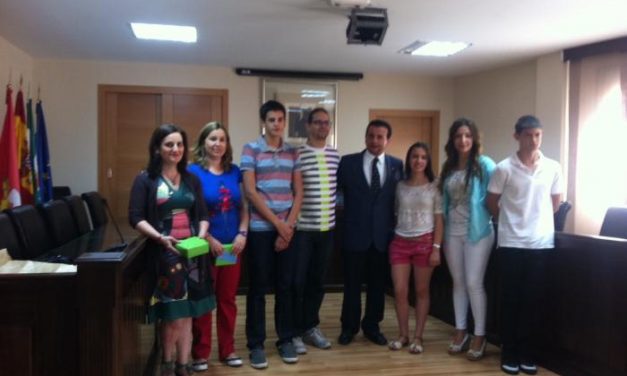 Alumnos del IES Jálama con mejores expedientes reciben un reconocimiento en el Ayuntamiento de Moraleja