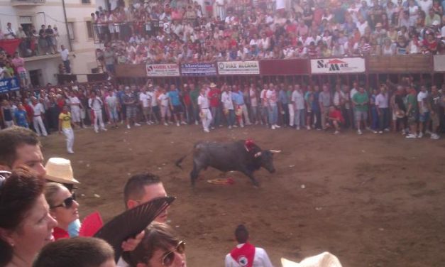 La lidia del astado de la Peña Junta de Defensa concluye en la Plaza de España sin heridos por asta de toro