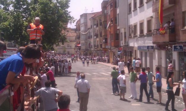 Cientos de aficionados contemplan el último encierro taurino de las fiestas de San Juan de Coria