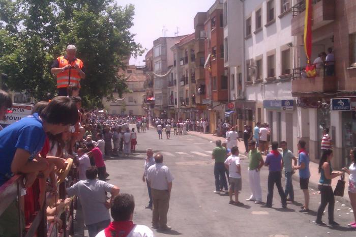 Cientos de aficionados contemplan el último encierro taurino de las fiestas de San Juan de Coria