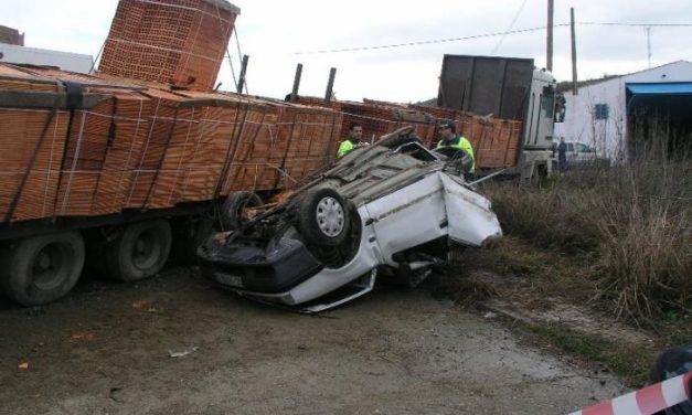 Un matrimonio de Carcaboso muere al colisionar un camión contra su coche en Galisteo