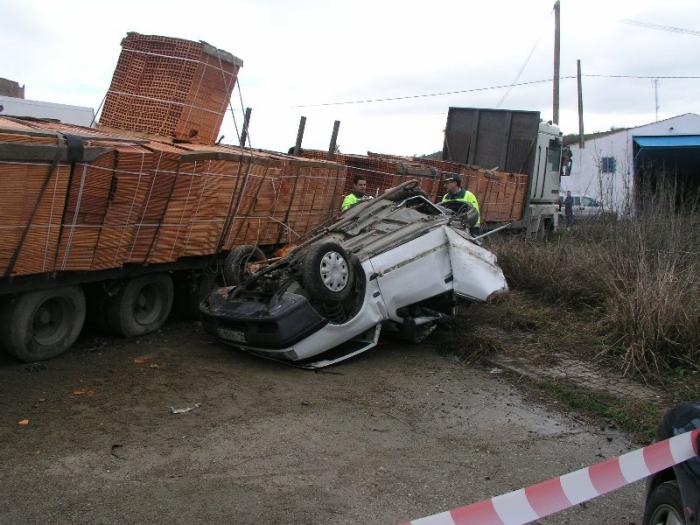 Un matrimonio de Carcaboso muere al colisionar un camión contra su coche en Galisteo