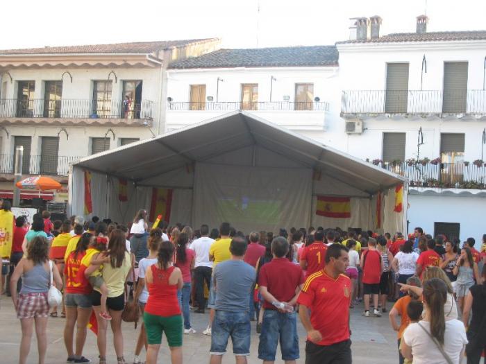 Extremadura se vuelca con la selección española y cientos de aficionados celebran el título en las calles