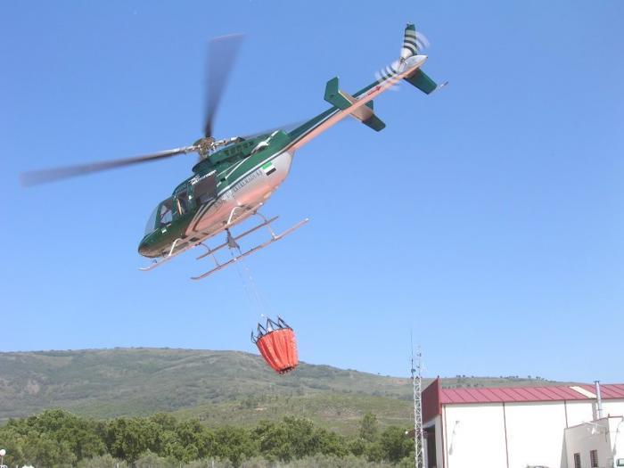 Extremadura envía un helicóptero para colaborar en la extinción de los incendios forestales de Levante