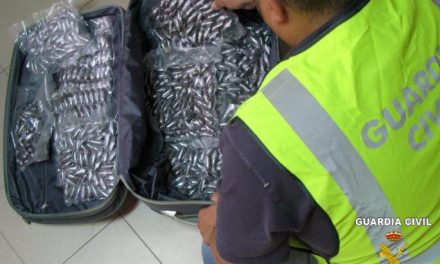 La Guardia Civil interviene ocho kilos y medio de droga que estaba oculta en un doble fondo de una maleta
