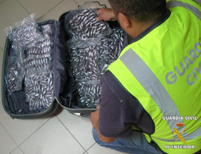 La Guardia Civil interviene ocho kilos y medio de droga que estaba oculta en un doble fondo de una maleta