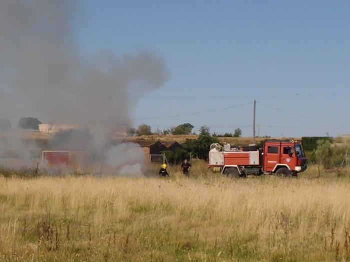 Un incendio de pastos, al parecer provocado, afecta a una parcela en la zona de las Zorreras de Moraleja