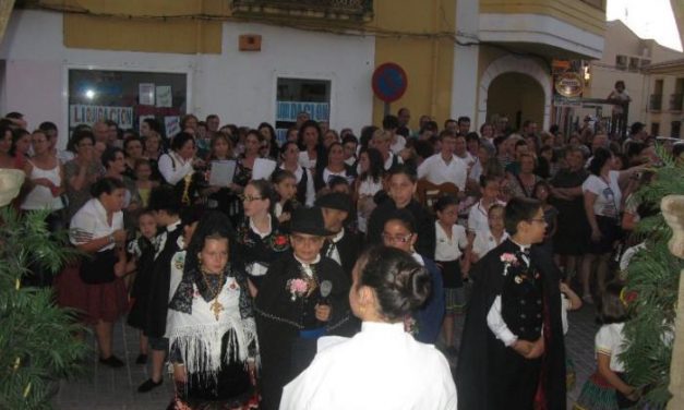 La representación de la boda tradicional extremeña de los alumnos de Clara Blanco de Moraleja resulta un éxito