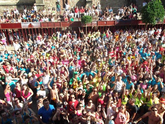 El colorido y la alegría de las peñas protagonizan el chupinazo y el pregón de San Buenaventura en Moraleja