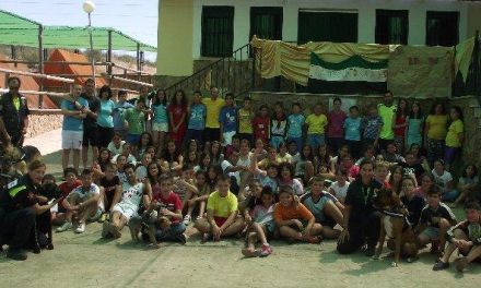 El campamento infantil y juvenil de San Vicente de Alcántara acoge una exhibición canina