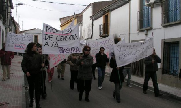 Unos 150 vecinos de Holguera protestan contra la moción de censura presentada por el PP y PSOE