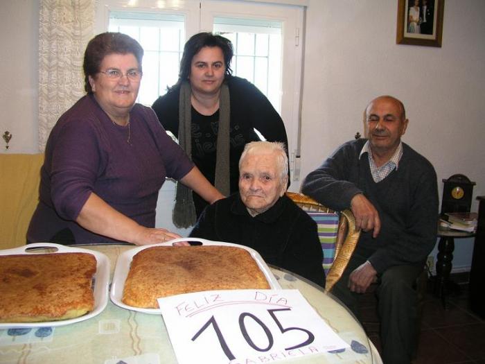 Gabriela Hernández Pérez, vecina de Calzadilla, celebra sus 105 cumpleaños con sus familiares más cercanos