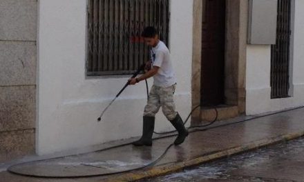 El Ayuntamiento de Valencia de Alcántara intensifica la limpieza en las calles con  tareas de lavado a presión