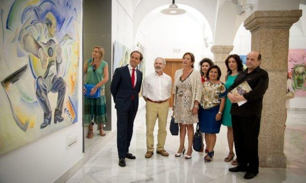 El Parlamento regional acoge la inauguración de la exposición “Plaza Alta” del artista emeritense Luis Ledo