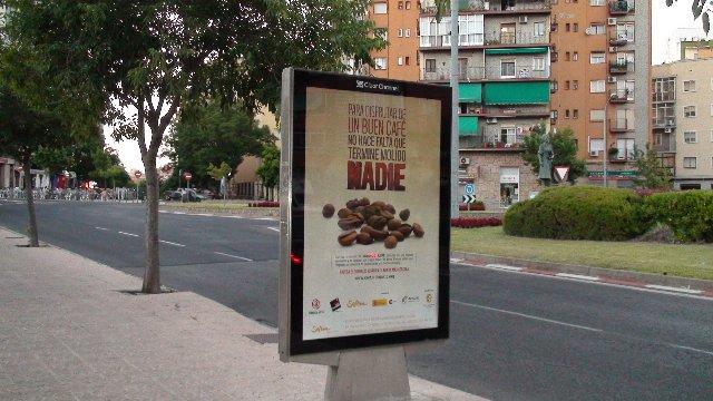 Una campaña solidaria en las marquesinas concienciará a los ciudadanos de Cáceres sobre el comercio justo