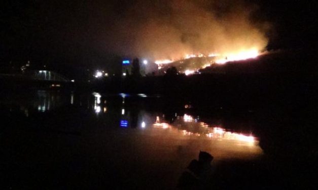 Un incendio de pastos en la zona del Hotel Montesol de Coria genera tensión durante la madrugada