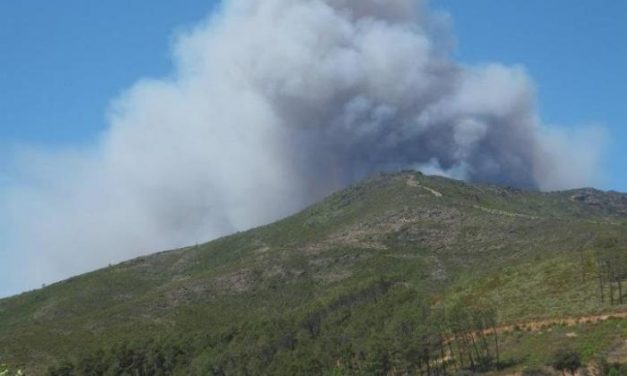 El incendio forestal de Caminomorisco obliga a evacuar a los 27 vecinos de la alquería de Cambrón