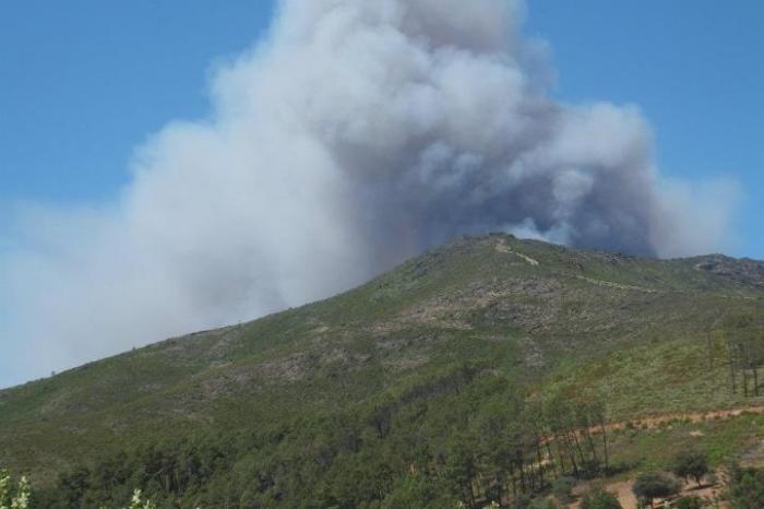 El incendio forestal de Caminomorisco obliga a evacuar a los 27 vecinos de la alquería de Cambrón