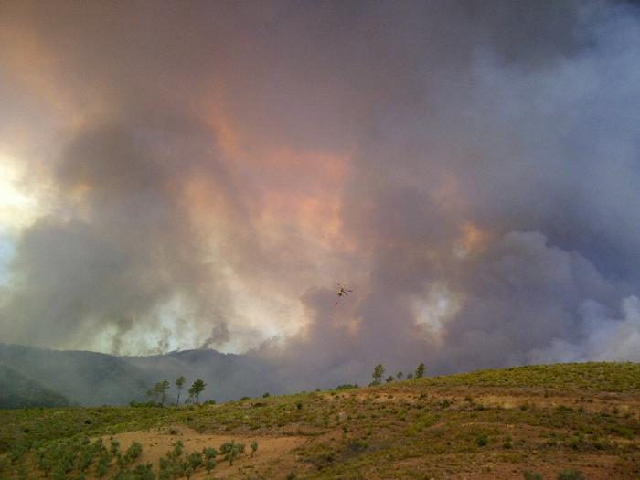 Monago se desplaza hasta el incendio de Las Hurdes, sobre el que continúan trabajando los efectivos