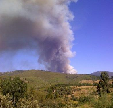 Los operarios del Plan Infoex estabilizan el incendio de Las Hurdes y seguirán trabajando en su extinción