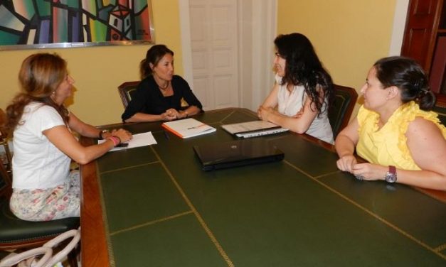 La alcadesa de Cáceres se reúne con el Secretariado Gitano para analizar el programa “Acceder”