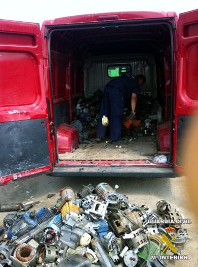 Tres detenidos en una furgoneta sustraída con la que acababan de robar 200 motores eléctricos