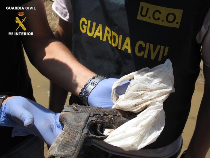 La Guardia Civil encuentra en el río Guadiana otras tres armas más de las que fueron robadas en la base de Bótoa