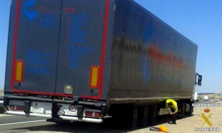 La Guardia Civil intercepta a dos jóvenes marroquíes que entraron en España ocultos en un camión