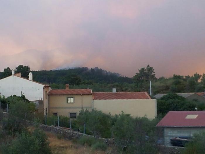Militares y  medios aéreos se suman a las labores de extinción del incendio de Sierra de Gata