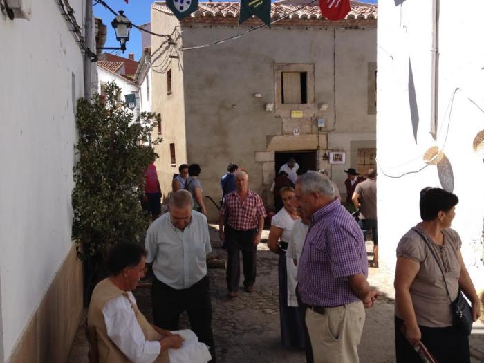 Valencia de Alcántara vive la Boda Regia con mercado medieval, tapas y una recreación de viejos oficios