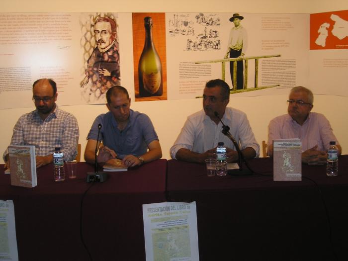 Un joven de San Vicente de Alcántara publica un libro para acercar el sector corchero a los docentes