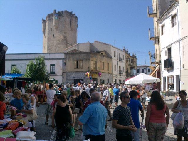 El XVIII Jueves Turístico de Coria atrae a numerosos visitantes y turistas al casco antiguo de la ciudad